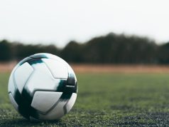 Jak podań zwrotnych używa się do manipulowania pressingiem w piłce nożnej?