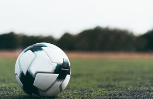 Jak podań zwrotnych używa się do manipulowania pressingiem w piłce nożnej?