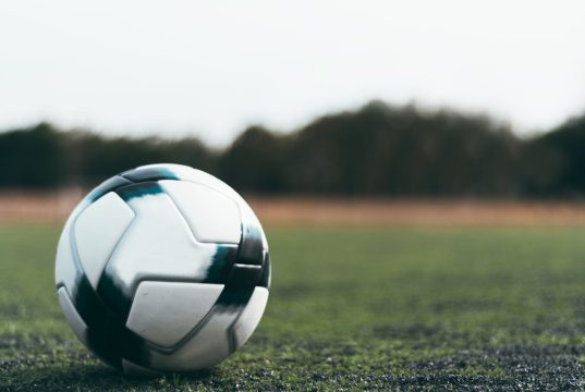 Jak podań zwrotnych używa się do manipulowania pressingiem w piłce nożnej?