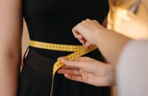 Modelowanie sylwetki bez siłowni – kiedy warto skorzystać ze wsparcia specjalistów?